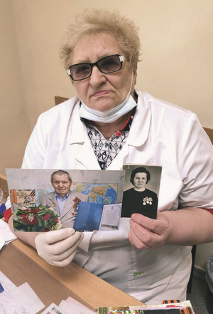Мария Кортелева с портретами родителей